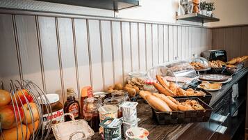 Petit déjeuner buffet (13 EUR par personne)