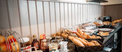 Una mesa de buffet con diversos alimentos y acompañamientos.