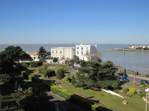 A large white building with a symmetrical facade, situated near a body of water. - Hôtel Belle Vue (Royan)