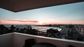 Comfort kamer, 1 twee- of 2 eenpersoonsbedden, terras, uitzicht op zee | Uitzicht op strand/zee