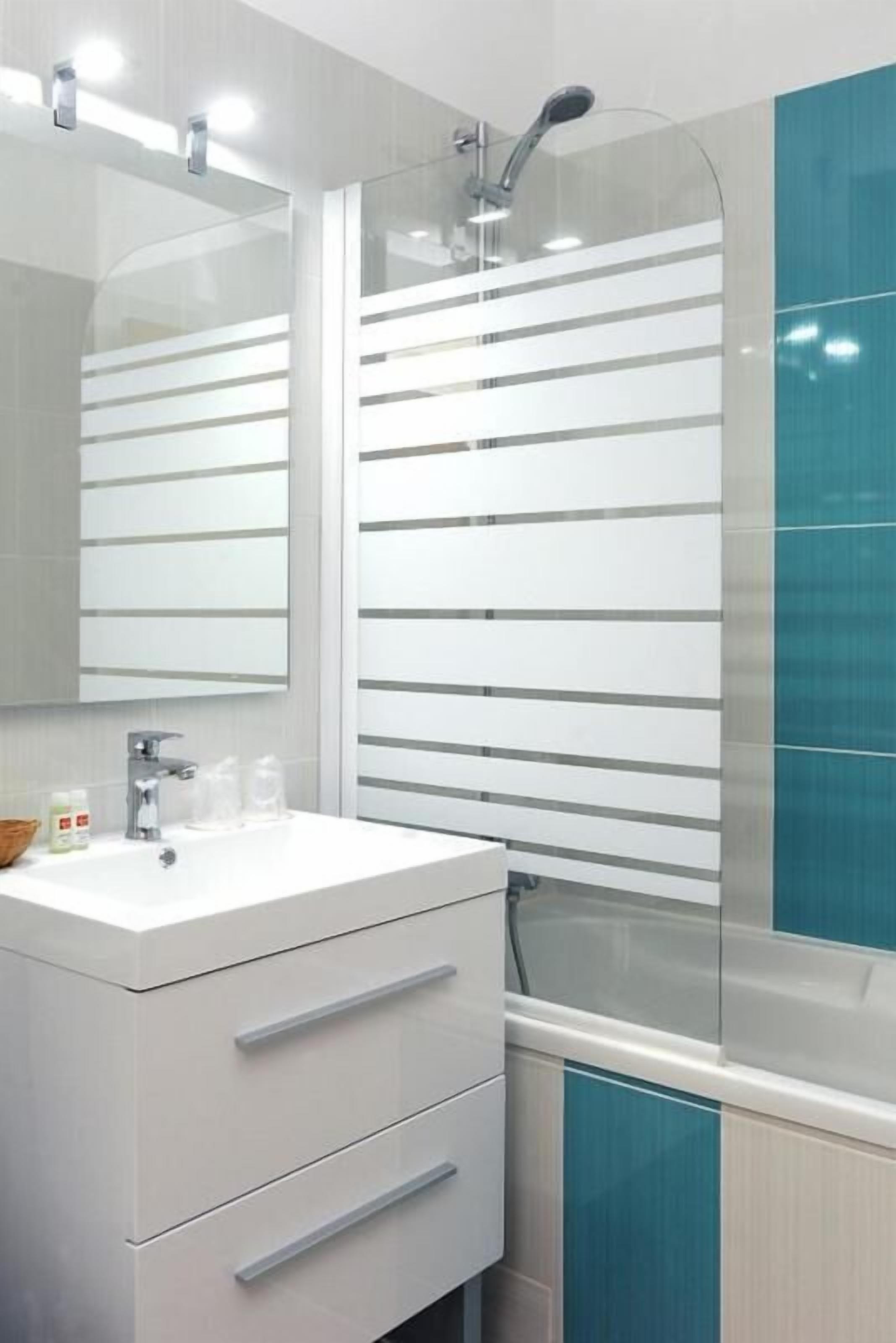 Douche, articles de toilette gratuits, sèche-cheveux, peignoirs