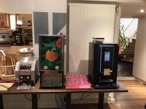 Frigorífico grande, microondas, horno y placa de cocina