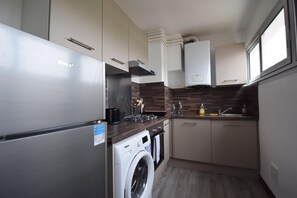 Grand réfrigérateur, micro-ondes, four, plaque de cuisson