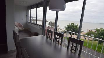 Appartement, uitzicht op zee | Dineren op de kamer