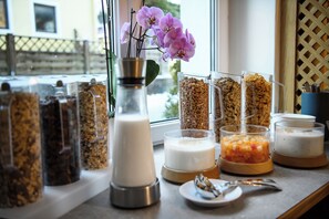 Tägliches Frühstücksbuffet (17.00 EUR pro Person)