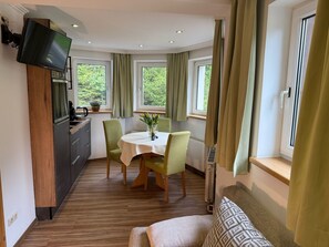 Hypo-allergenic bedding, down comforters, individually decorated - GRUBERS Hotel Apartments Gastein (Bad Gastein)