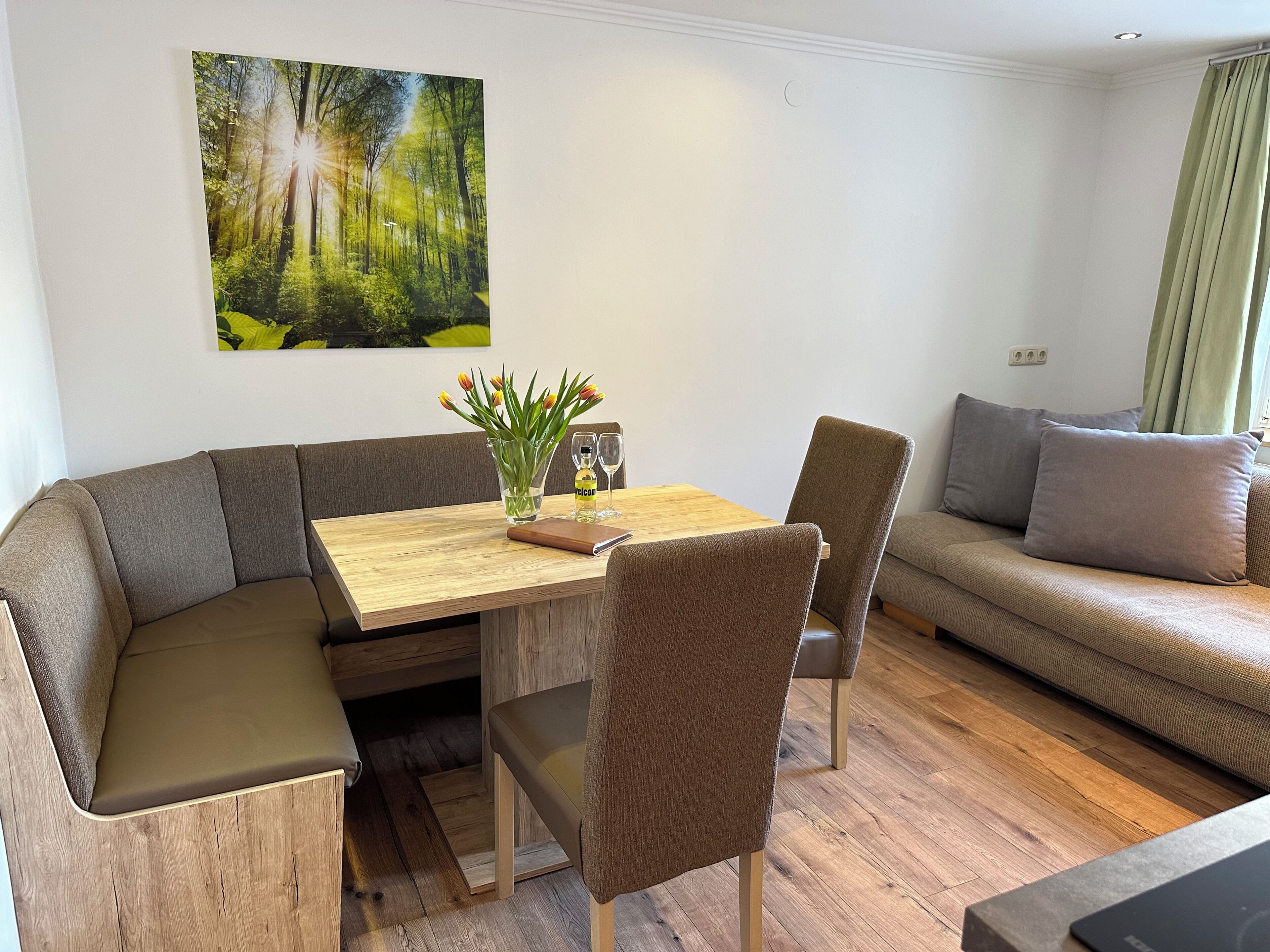 Chambre Classique | Coin séjour | Télévision de 32 pouces avec chaînes par satellite