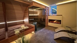 Une salle de spa moderne avec un banc en bois, un sauna en verre et une cheminée.