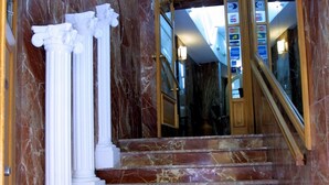 A marble staircase with white columns, leading to a room with a skylight and framed pictures. - Boston (CORDOBA)