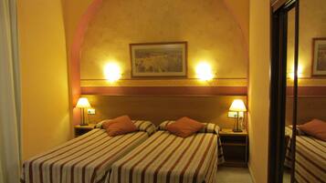 Een kluis op de kamer, een bureau, verduisterende gordijnen