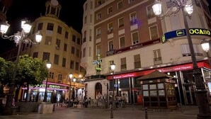 A hotel with a sign reading "Hotel Boston" and "Westell" on the facade. - Boston (CORDOBA)