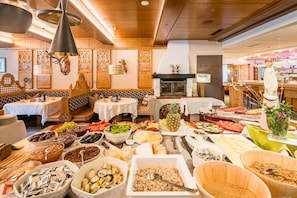 2 restaurantes; se sirven comidas