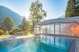 Utomhuspool, parasoller och solstolar