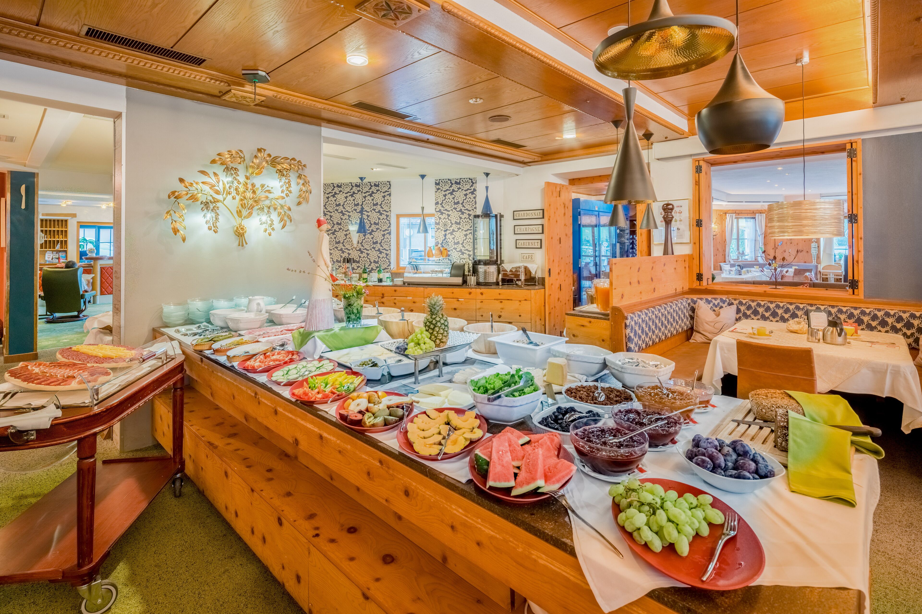 2 restaurants, lunch served