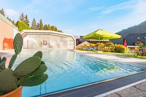 Outdoor pool, pool umbrellas, pool loungers - Hotel Vitaler Landauerhof (Schladming)