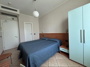 Rom – standard, 2 enkeltsenger | Safe på rommet, skrivebord, wi-fi (inkludert) og sengetøy