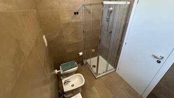 Camera Standard, 2 letti singoli | Bagno | Doccia, asciugacapelli, bidet, asciugamani