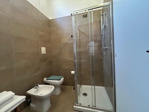 Habitació doble | Bany | Dutxa, assecador de cabells, bidet i tovalloles 