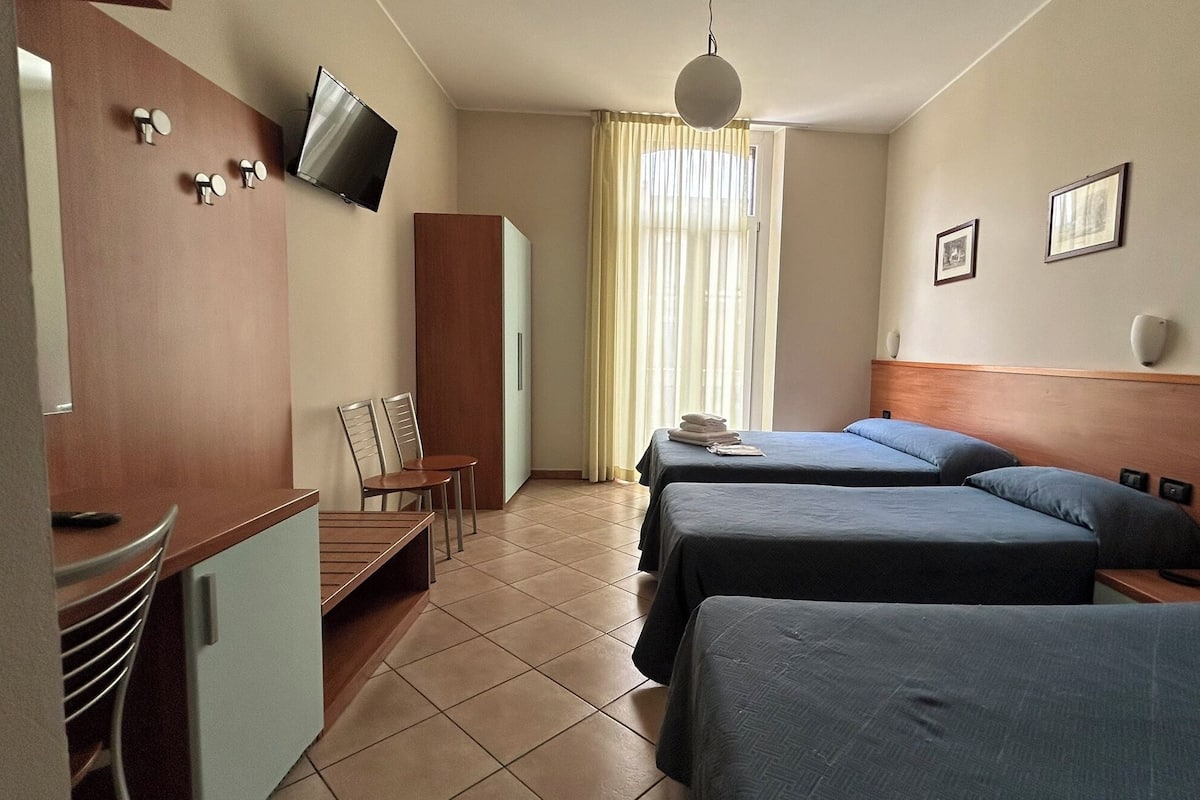 Triple Room | In-room safe, desk, WiFi (free), bed sheets
