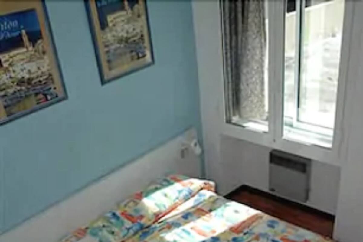 Brankas, meja kerja, kedap suara, dan tempat tidur lipat/tambahan