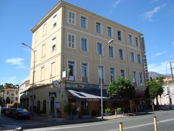 المنشأة من الخارج