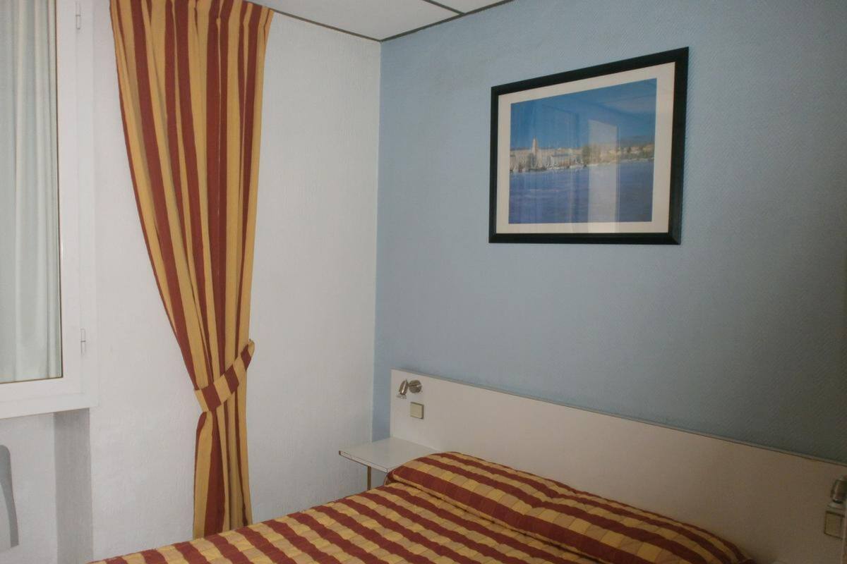 Kamar Double Comfort untuk 1 Orang | Brankas, meja kerja, kedap suara, dan tempat tidur lipat/tambahan