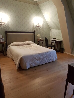 Classic Room, 1 Queen Bed, Non Smoking | Blackout drapes, iron/ironing board, cribs/infant beds, rollaway beds - Château de la Tremblaye (Cholet)