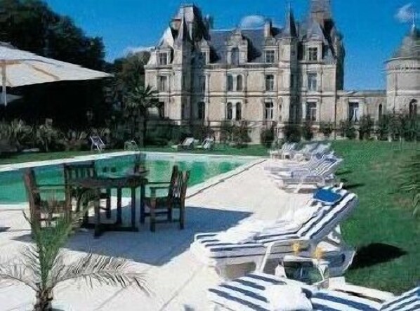 Piscine extérieure, chaises longues