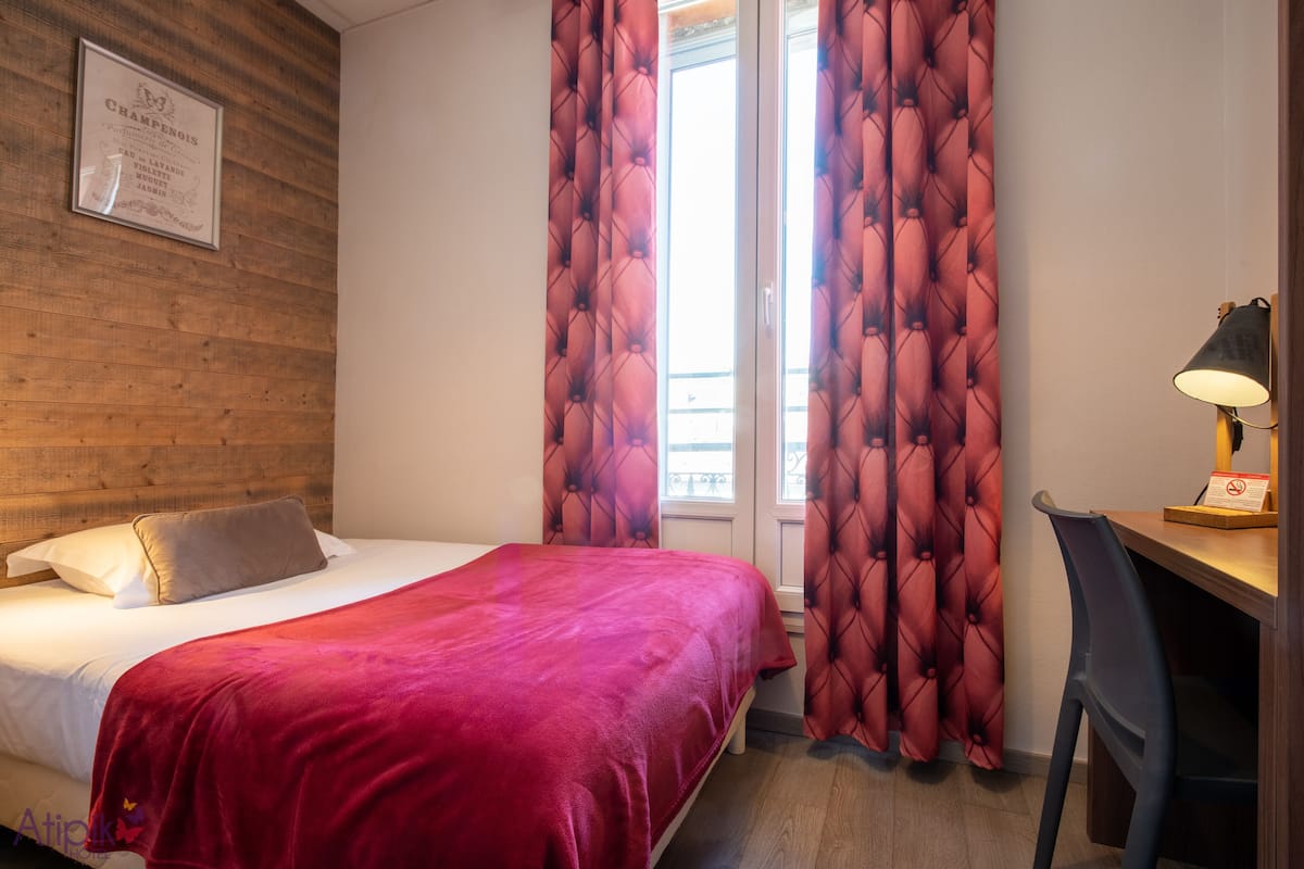أغطية فراش متميزة ومكتب وستائر تعتيم وتجهيزات عازلة للصوت