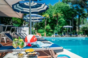 季节性开放的室外游泳池，池畔遮阳伞，日光浴躺椅