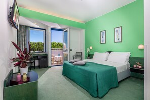 Minibar, Zimmersafe, Schreibtisch, Verdunkelungsvorhänge