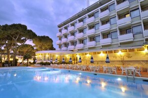 Piscina a l'aire lliure de temporada, para-sols i gandules 