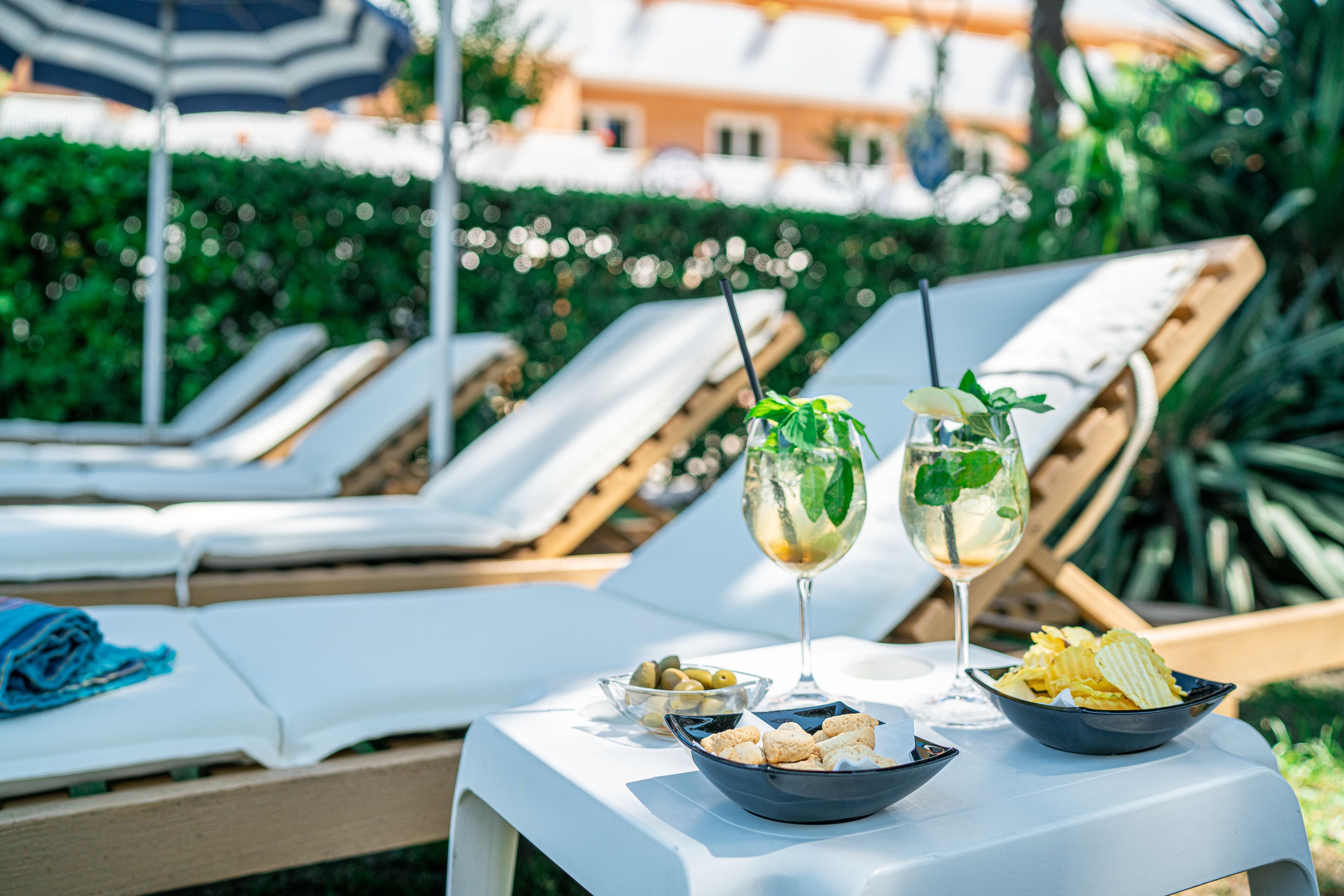Piscine extérieure (ouverte en saison), parasols de plage