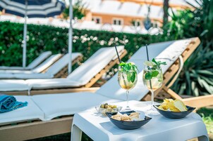 季节性开放的室外游泳池，池畔遮阳伞，日光浴躺椅