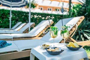 Seasonal outdoor pool, pool umbrellas, sun loungers - Hotel Medusa Splendid (Lignano Sabbiadoro)