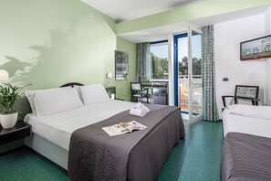 Minibar, Zimmersafe, Schreibtisch, Verdunkelungsvorhänge