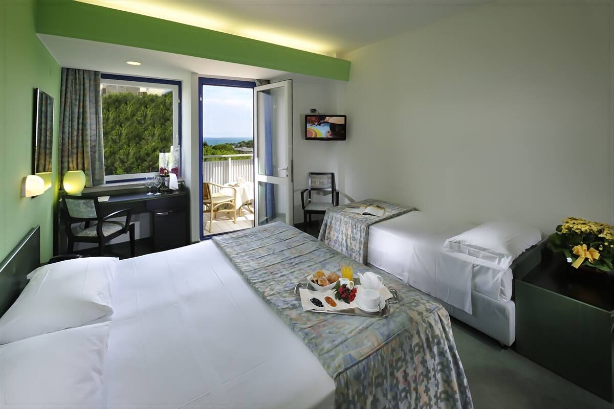 Chambre Triple Confort, vue partielle sur la mer