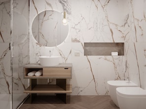 Dusche, kostenlose Toilettenartikel, Haartrockner, Bidet