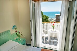 Chambre Classique Double ou avec lits jumeaux, balcon, vue partielle sur la mer
