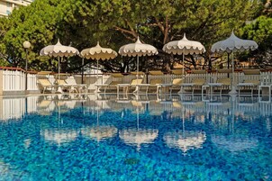 Piscina all'aperto, ombrelloni da piscina, lettini