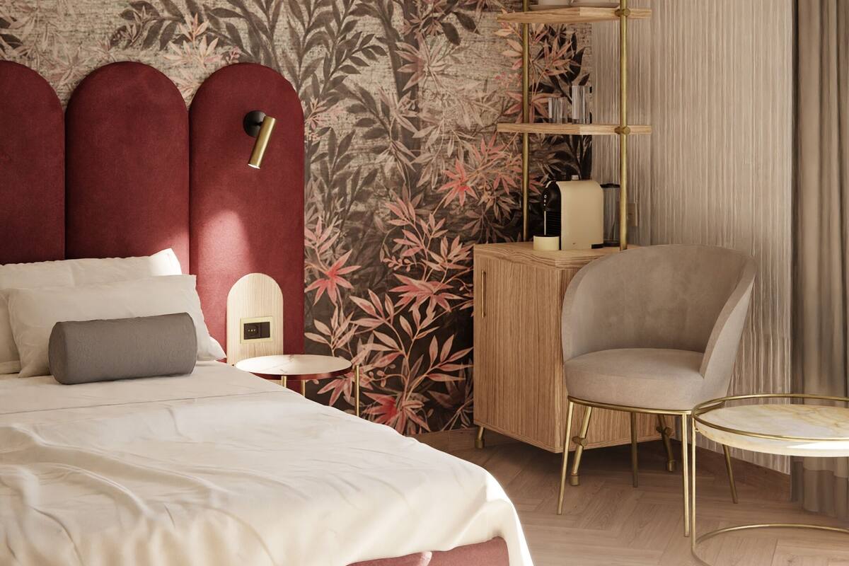 Un dormitorio moderno con una cama grande, una mesita de noche de madera, una silla y una estantería.