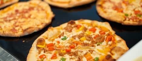 Una bandeja de pizzas con diferentes ingredientes.