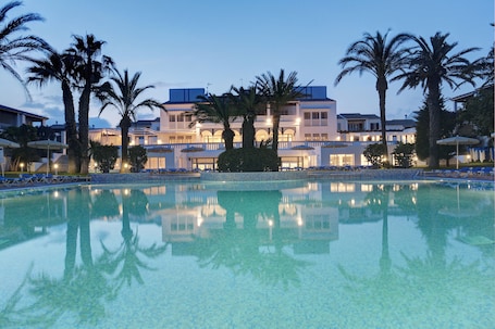 Outdoor pool, pool umbrellas, pool loungers. Grupotel Club Menorca