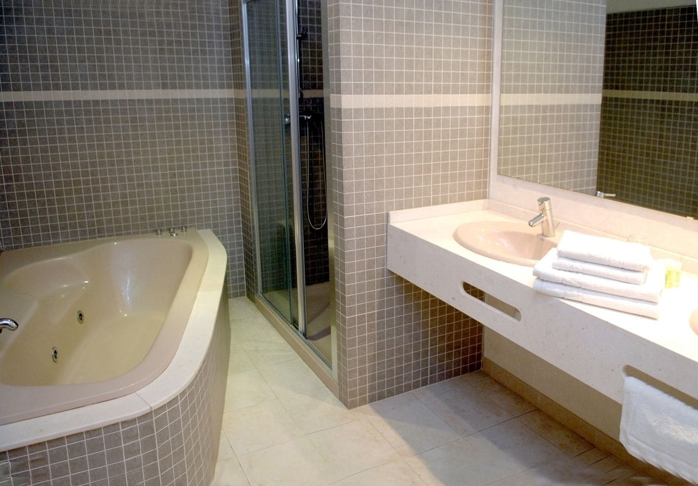 junior suite | bathroom | free toiletries, hair dryer, towels