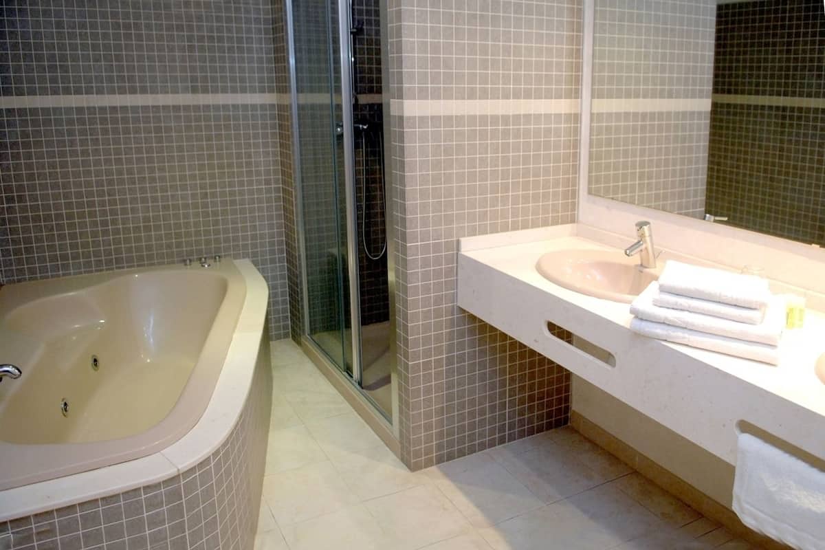 junior suite | bathroom | free toiletries, hair dryer, towels