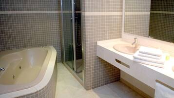Suite Junior | Baño | Artículos de higiene personal gratuitos, secador de pelo y toallas