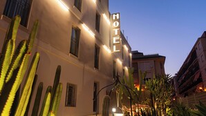 A hotel with a 'HOTEL' sign, cacti, and a well-lit facade. - Hotel Bulevard (Benicassim)