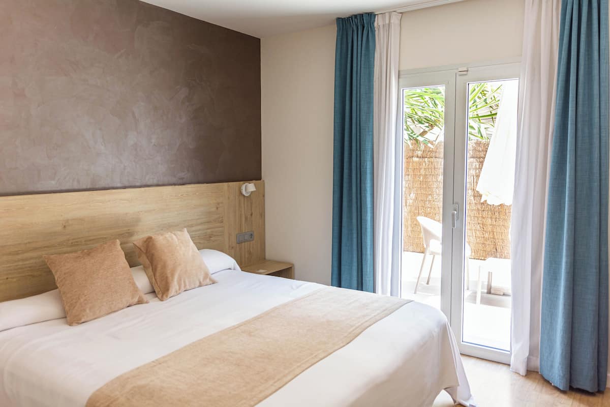 superior double room | 1 bedroom, down duvets, minibar, in-room safe