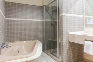 Cubrecamas, minibar, caja de seguridad en la habitación y escritorio