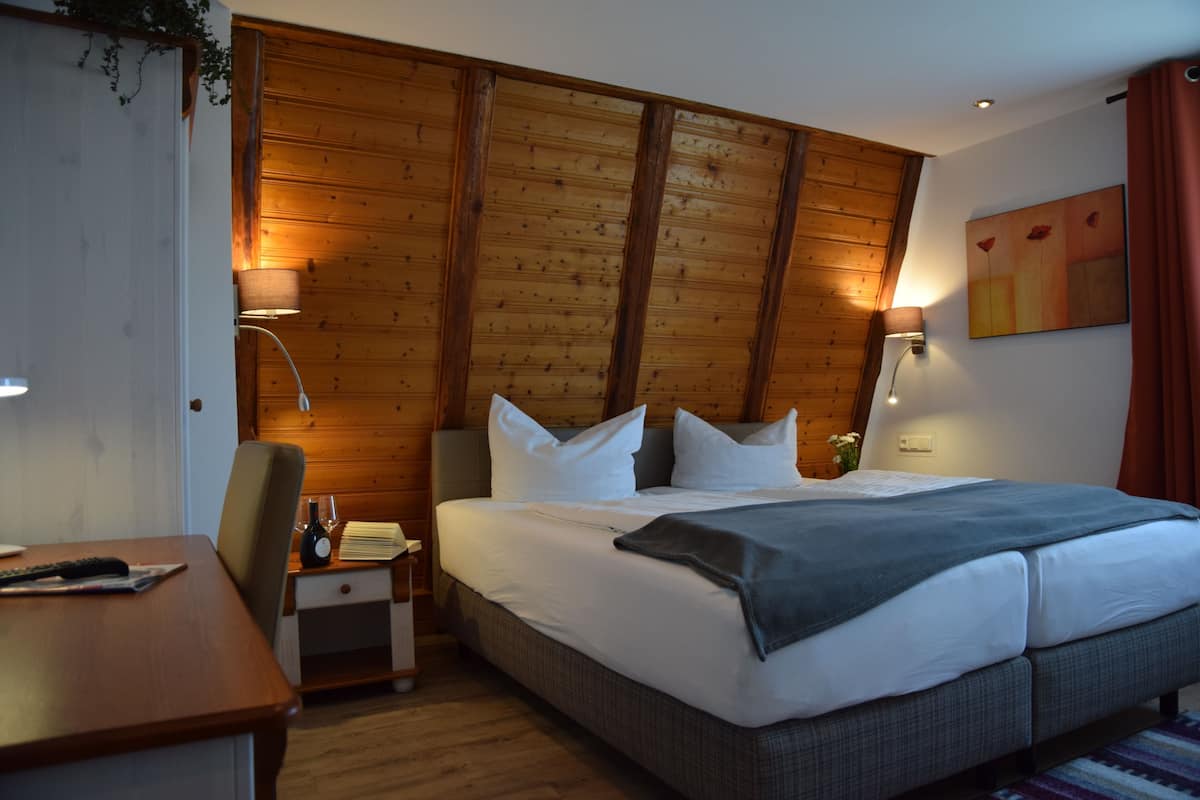 Escritorio, cortinas blackout, wifi gratis y ropa de cama